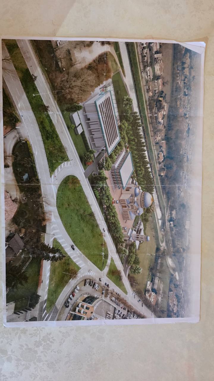 Credincioși într-o rugăciune în aer liber lângă șantier