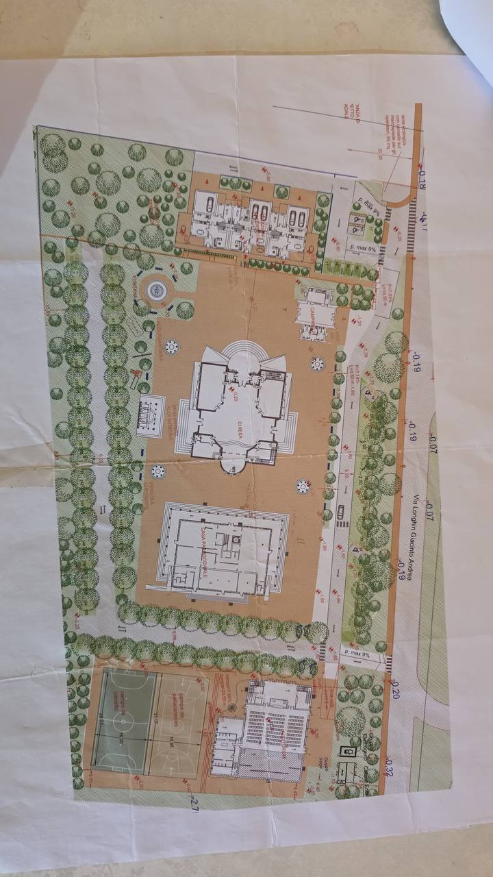 Credincioși într-o rugăciune în aer liber lângă șantier